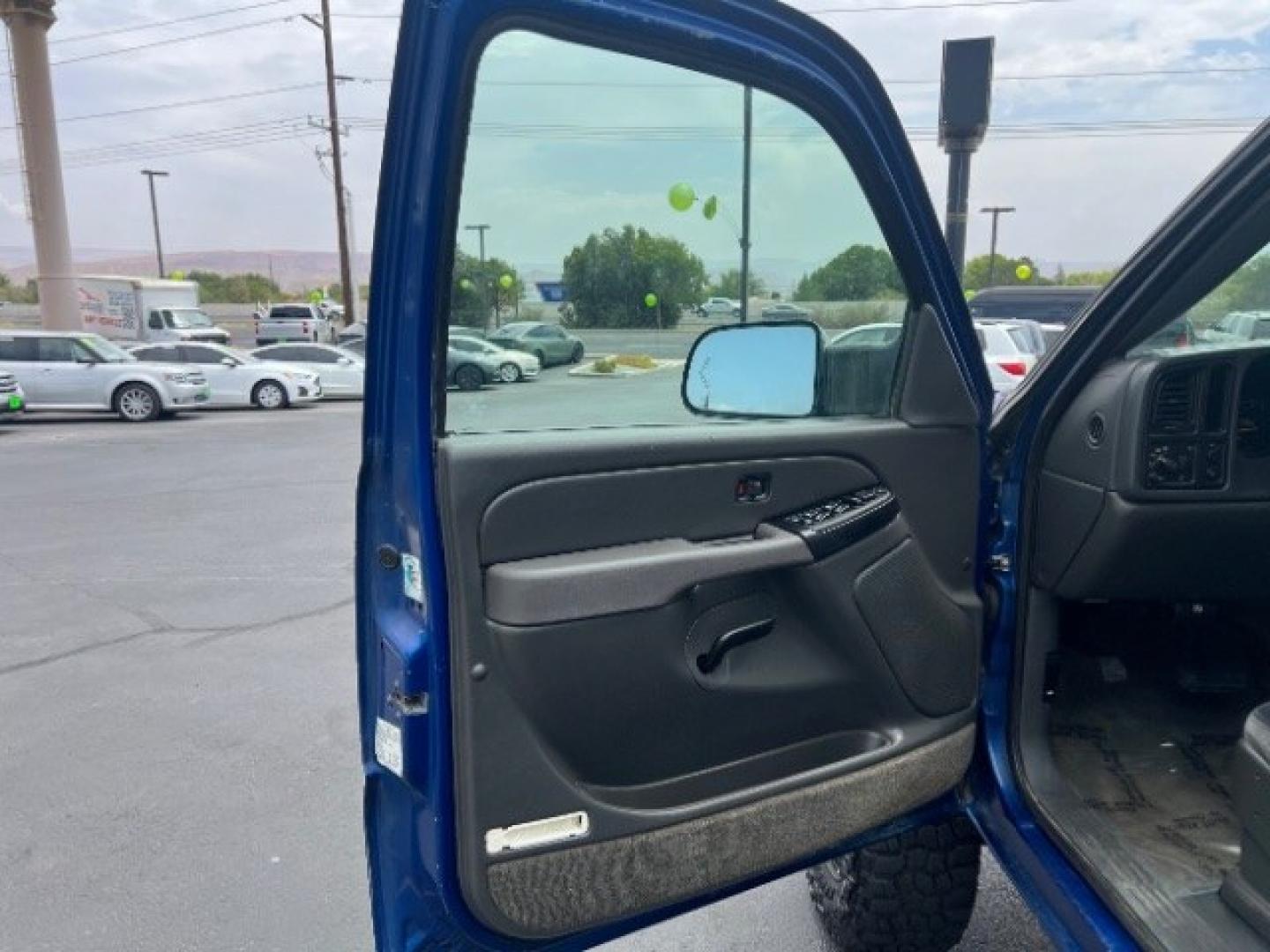 2004 Marine Blue Metallic /Pewter GMC Sierra 2500HD SLE (1GTHK23U04F) with an Vortec 6L V-8 regular unleaded engine, Automatic transmission, located at 940 North Main Street, Cedar City, UT, 84720, (435) 628-0023, 37.692936, -113.061897- Photo#12