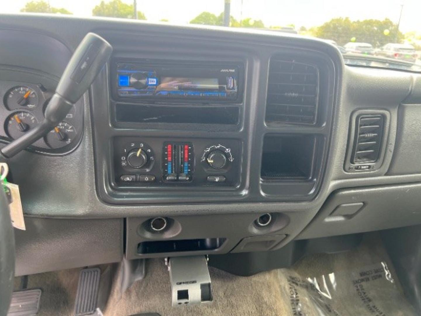 2004 Marine Blue Metallic /Pewter GMC Sierra 2500HD SLE (1GTHK23U04F) with an Vortec 6L V-8 regular unleaded engine, Automatic transmission, located at 940 North Main Street, Cedar City, UT, 84720, (435) 628-0023, 37.692936, -113.061897- Photo#17