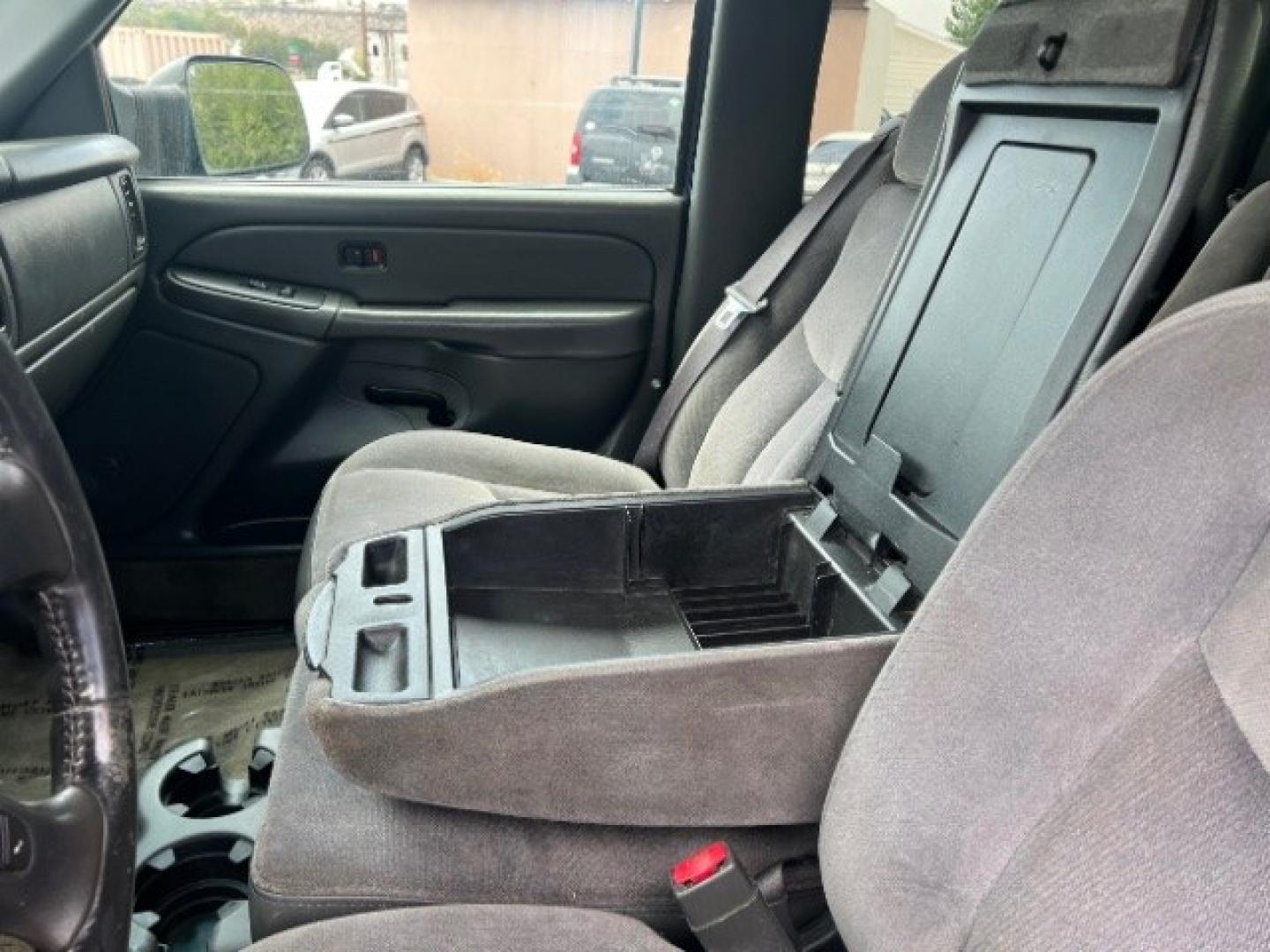 2004 Marine Blue Metallic /Pewter GMC Sierra 2500HD SLE (1GTHK23U04F) with an Vortec 6L V-8 regular unleaded engine, Automatic transmission, located at 940 North Main Street, Cedar City, UT, 84720, (435) 628-0023, 37.692936, -113.061897- Photo#18