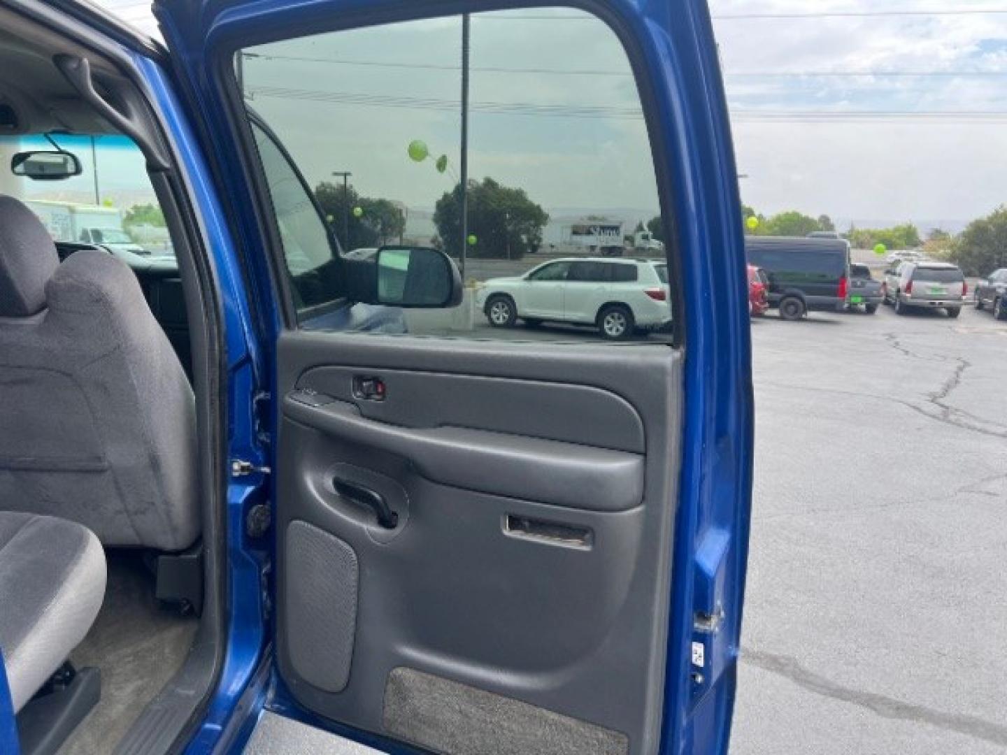 2004 Marine Blue Metallic /Pewter GMC Sierra 2500HD SLE (1GTHK23U04F) with an Vortec 6L V-8 regular unleaded engine, Automatic transmission, located at 940 North Main Street, Cedar City, UT, 84720, (435) 628-0023, 37.692936, -113.061897- Photo#23