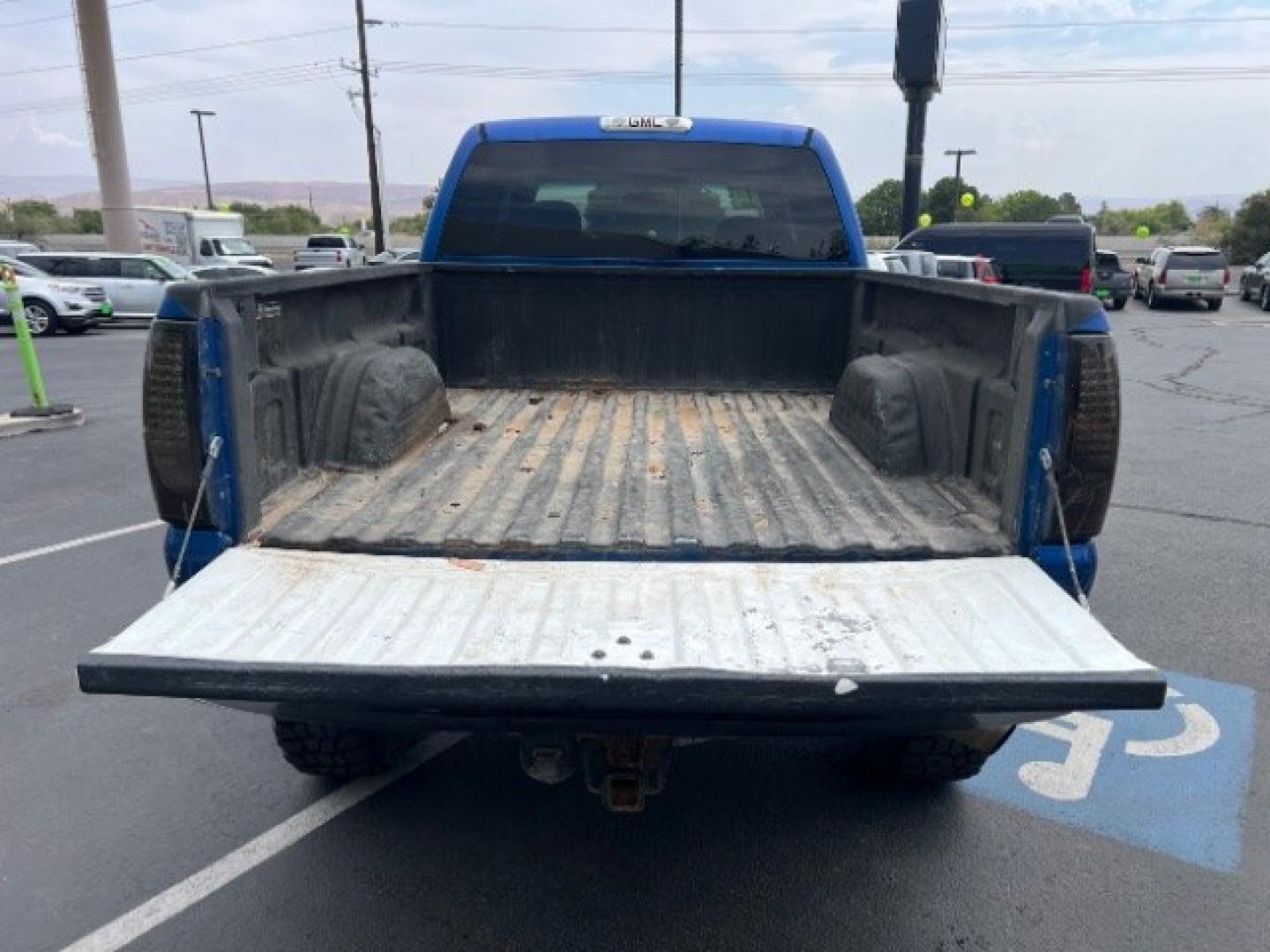 2004 Marine Blue Metallic /Pewter GMC Sierra 2500HD SLE (1GTHK23U04F) with an Vortec 6L V-8 regular unleaded engine, Automatic transmission, located at 940 North Main Street, Cedar City, UT, 84720, (435) 628-0023, 37.692936, -113.061897- Photo#25