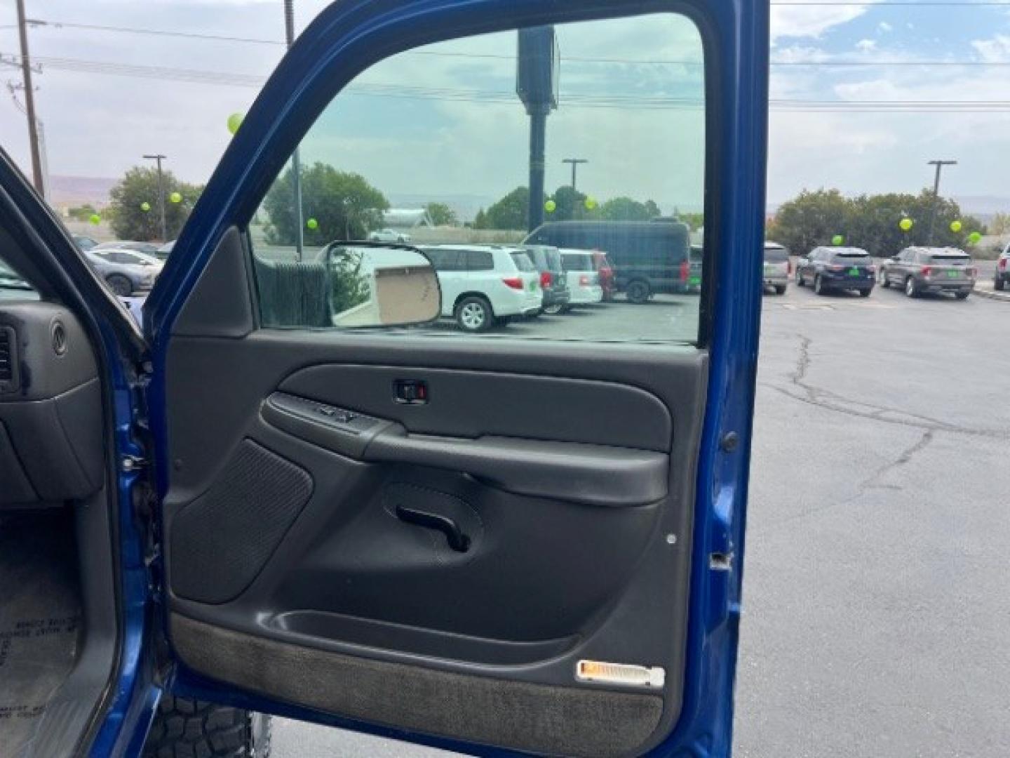2004 Marine Blue Metallic /Pewter GMC Sierra 2500HD SLE (1GTHK23U04F) with an Vortec 6L V-8 regular unleaded engine, Automatic transmission, located at 940 North Main Street, Cedar City, UT, 84720, (435) 628-0023, 37.692936, -113.061897- Photo#26