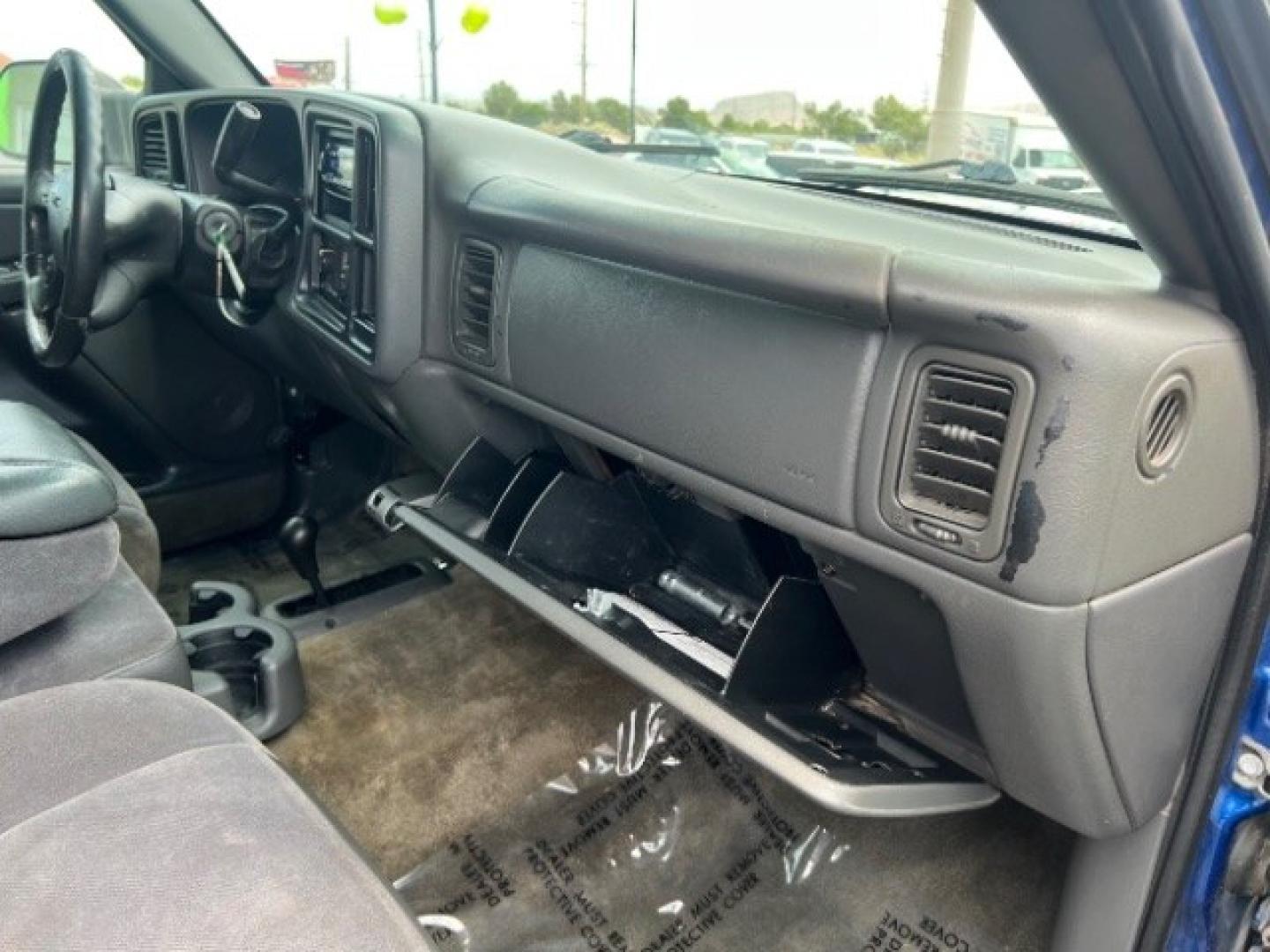 2004 Marine Blue Metallic /Pewter GMC Sierra 2500HD SLE (1GTHK23U04F) with an Vortec 6L V-8 regular unleaded engine, Automatic transmission, located at 940 North Main Street, Cedar City, UT, 84720, (435) 628-0023, 37.692936, -113.061897- Photo#28