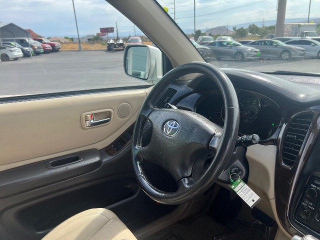 2002 Millennium Silver Metallic /Ivory Toyota Highlander V6 | Limited V6 (JTEHF21A520) with an 3L V-6 DOHC engine, Automatic transmission, located at 1865 East Red Hills Pkwy, St. George, 84770, (435) 628-0023, 37.120850, -113.543640 - We specialize in helping ALL people get the best financing available. No matter your credit score, good, bad or none we can get you an amazing rate. Had a bankruptcy, divorce, or repossessions? We give you the green light to get your credit back on the road. Low down and affordable payments that fit- Photo#28