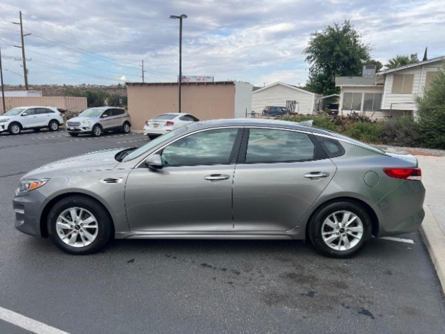 2018 Titanium Silver /Beige Kia Optima LX (5XXGT4L31JG) with an Theta II 2.4L I-4 gasoline direct injection engine, Automatic transmission, located at 1865 East Red Hills Pkwy, St. George, 84770, (435) 628-0023, 37.120850, -113.543640 - We specialize in helping ALL people get the best financing available. No matter your credit score, good, bad or none we can get you an amazing rate. Had a bankruptcy, divorce, or repossessions? We give you the green light to get your credit back on the road. Low down and affordable payments that fit- Photo#3