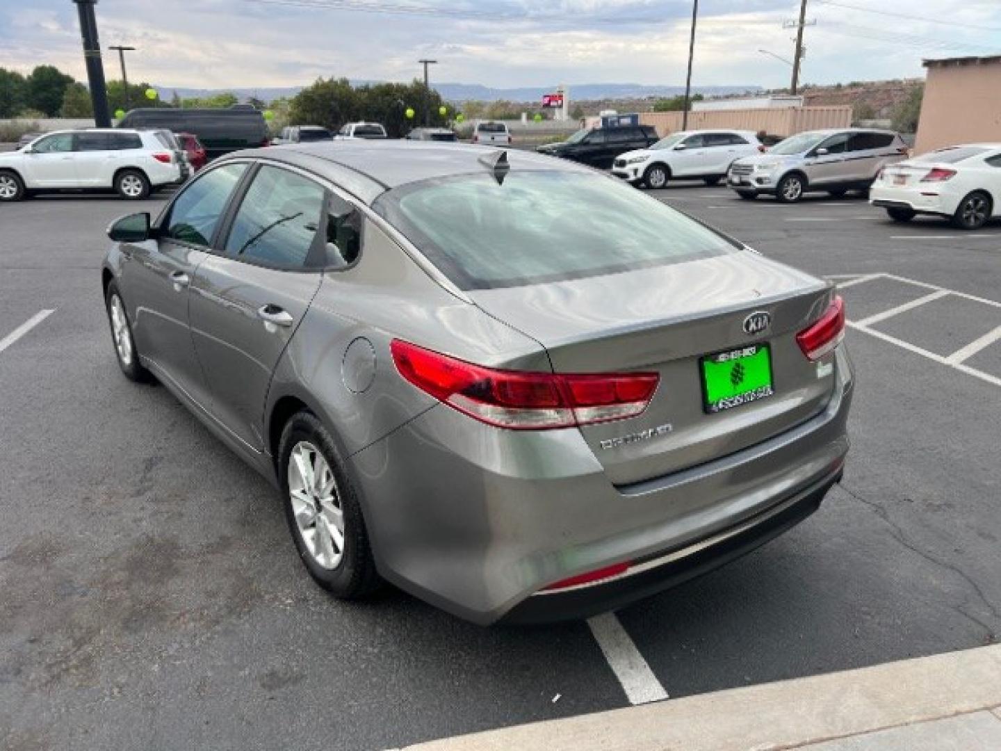 2018 Titanium Silver /Beige Kia Optima LX (5XXGT4L31JG) with an Theta II 2.4L I-4 gasoline direct injection engine, Automatic transmission, located at 1865 East Red Hills Pkwy, St. George, 84770, (435) 628-0023, 37.120850, -113.543640 - We specialize in helping ALL people get the best financing available. No matter your credit score, good, bad or none we can get you an amazing rate. Had a bankruptcy, divorce, or repossessions? We give you the green light to get your credit back on the road. Low down and affordable payments that fit- Photo#4