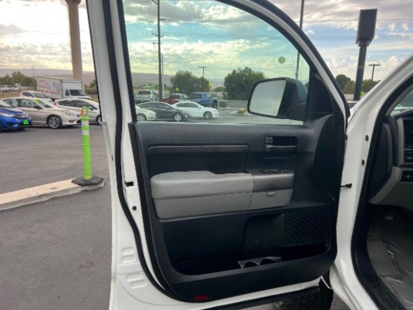2011 Super White /Graphite Toyota Tundra 5.7l v8 SR5 (5TFDW5F18BX) with an I-FORCE 5.7L V-8 DOHC engine, Automatic transmission, located at 1865 East Red Hills Pkwy, St. George, 84770, (435) 628-0023, 37.120850, -113.543640 - We specialize in helping ALL people get the best financing available. No matter your credit score, good, bad or none we can get you an amazing rate. Had a bankruptcy, divorce, or repossessions? We give you the green light to get your credit back on the road. Low down and affordable payments that fit- Photo#12