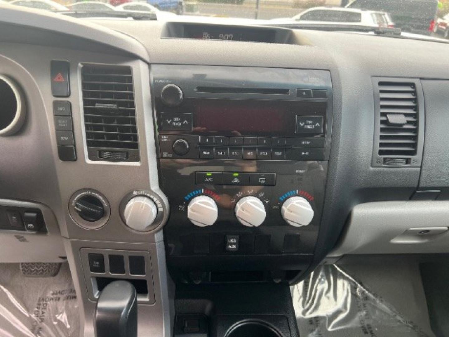 2011 Super White /Graphite Toyota Tundra 5.7l v8 SR5 (5TFDW5F18BX) with an I-FORCE 5.7L V-8 DOHC engine, Automatic transmission, located at 1865 East Red Hills Pkwy, St. George, 84770, (435) 628-0023, 37.120850, -113.543640 - We specialize in helping ALL people get the best financing available. No matter your credit score, good, bad or none we can get you an amazing rate. Had a bankruptcy, divorce, or repossessions? We give you the green light to get your credit back on the road. Low down and affordable payments that fit- Photo#17