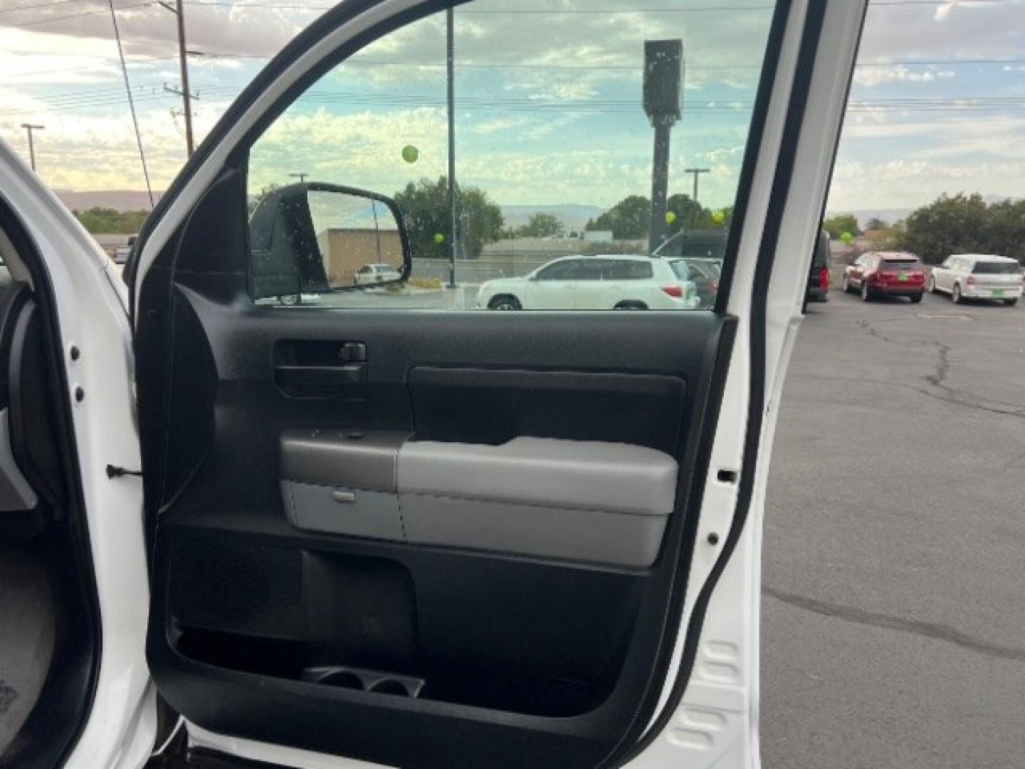 2011 Super White /Graphite Toyota Tundra 5.7l v8 SR5 (5TFDW5F18BX) with an I-FORCE 5.7L V-8 DOHC engine, Automatic transmission, located at 1865 East Red Hills Pkwy, St. George, 84770, (435) 628-0023, 37.120850, -113.543640 - We specialize in helping ALL people get the best financing available. No matter your credit score, good, bad or none we can get you an amazing rate. Had a bankruptcy, divorce, or repossessions? We give you the green light to get your credit back on the road. Low down and affordable payments that fit- Photo#27