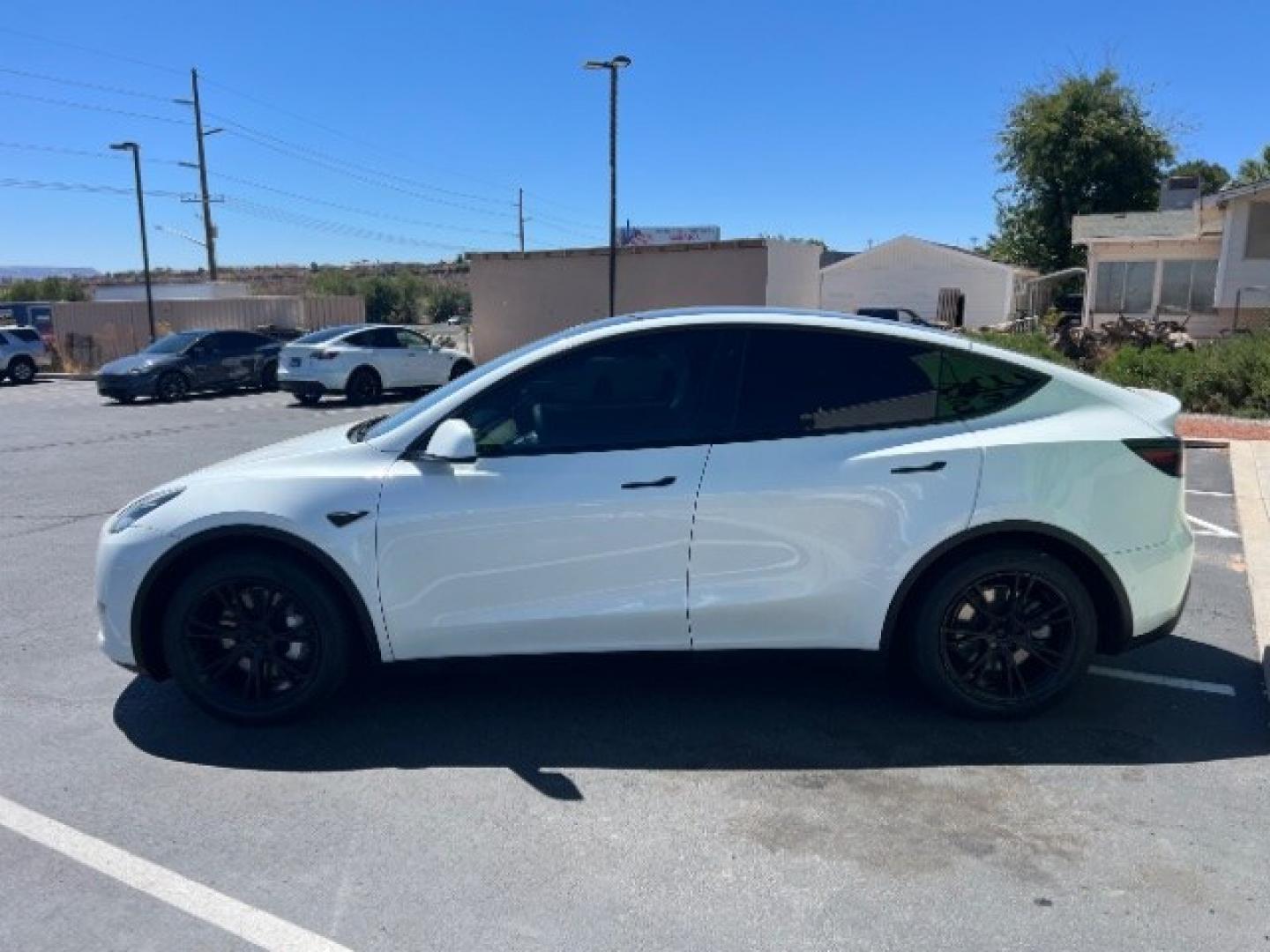 2020 Pearl White Multi-Coat /Black Tesla Model Y Long Range Dual Motor All-Wheel Drive (5YJYGDEE3LF) with an ELECTRIC engine, Electric transmission, located at 1865 East Red Hills Pkwy, St. George, 84770, (435) 628-0023, 37.120850, -113.543640 - Tesla Model Y All Wheel Drive HW3 and 5 Seats, Great tires. Every Tesla we sell has had cabin air filter replaced, radiator cleaned, fluids topped AND comes with a mobile charging kit! Battery is healthy and gets 267 on full Charge. Recurrent Range Score: Good 89% Clean title, 2 owners No accid- Photo#5