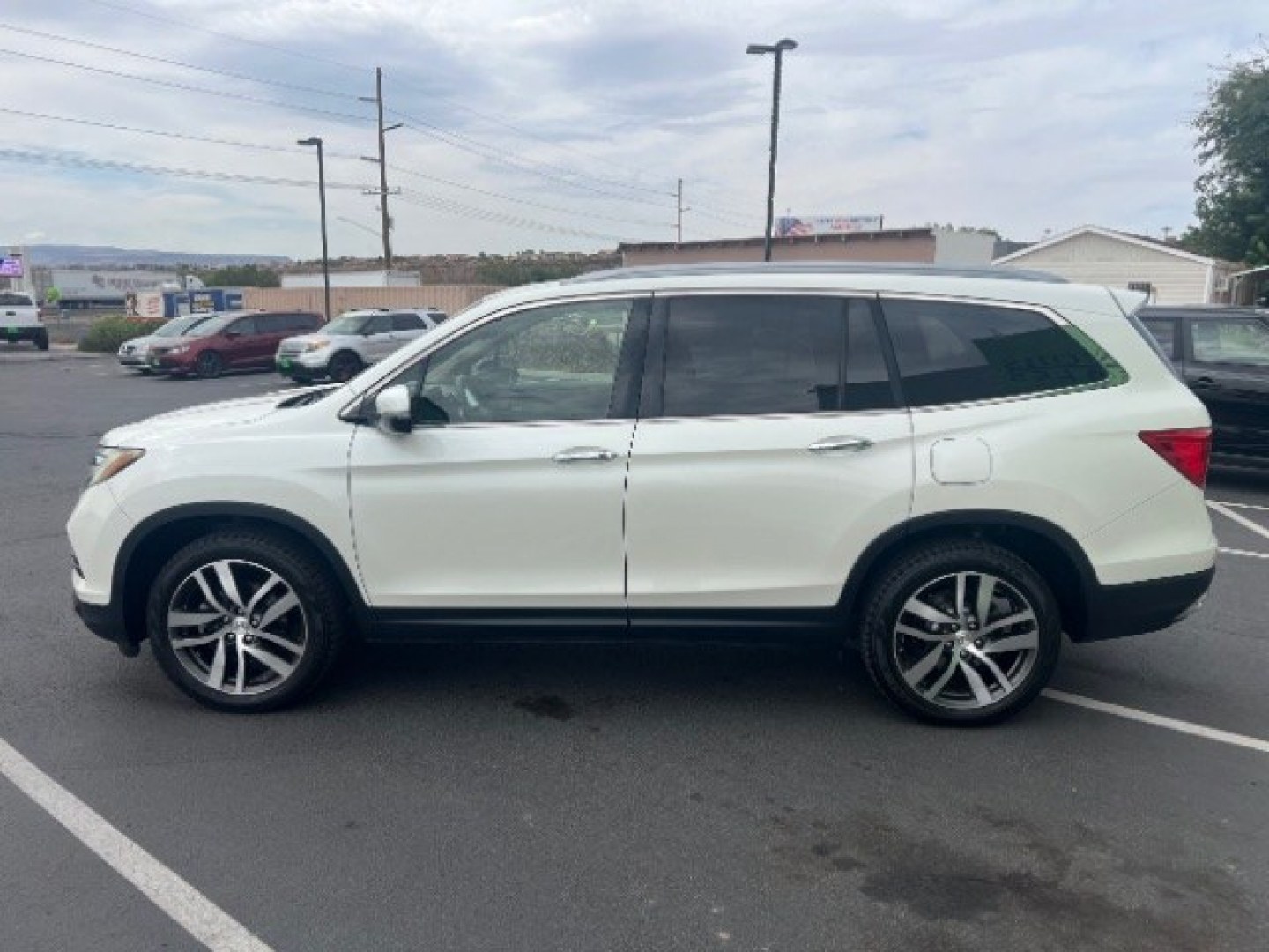 2017 White Diamond Pearl /Beige Honda Pilot Elite (5FNYF6H08HB) with an 3.5L V-6 gasoline direct injection engine, Automatic transmission, located at 1865 East Red Hills Pkwy, St. George, 84770, (435) 628-0023, 37.120850, -113.543640 - We specialize in helping ALL people get the best financing available. No matter your credit score, good, bad or none we can get you an amazing rate. Had a bankruptcy, divorce, or repossessions? We give you the green light to get your credit back on the road. Low down and affordable payments that fit- Photo#3