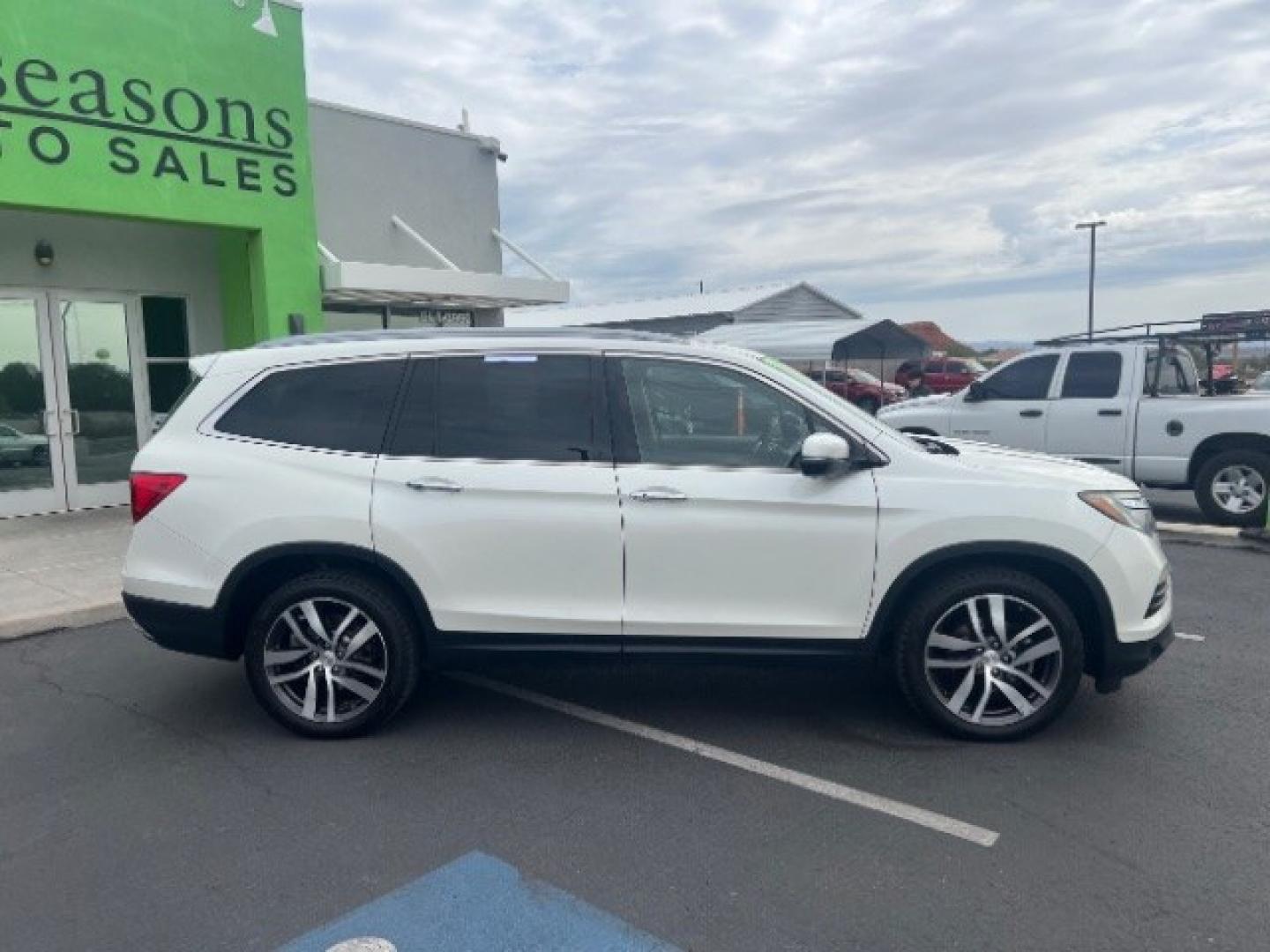 2017 White Diamond Pearl /Beige Honda Pilot Elite (5FNYF6H08HB) with an 3.5L V-6 gasoline direct injection engine, Automatic transmission, located at 1865 East Red Hills Pkwy, St. George, 84770, (435) 628-0023, 37.120850, -113.543640 - We specialize in helping ALL people get the best financing available. No matter your credit score, good, bad or none we can get you an amazing rate. Had a bankruptcy, divorce, or repossessions? We give you the green light to get your credit back on the road. Low down and affordable payments that fit- Photo#7