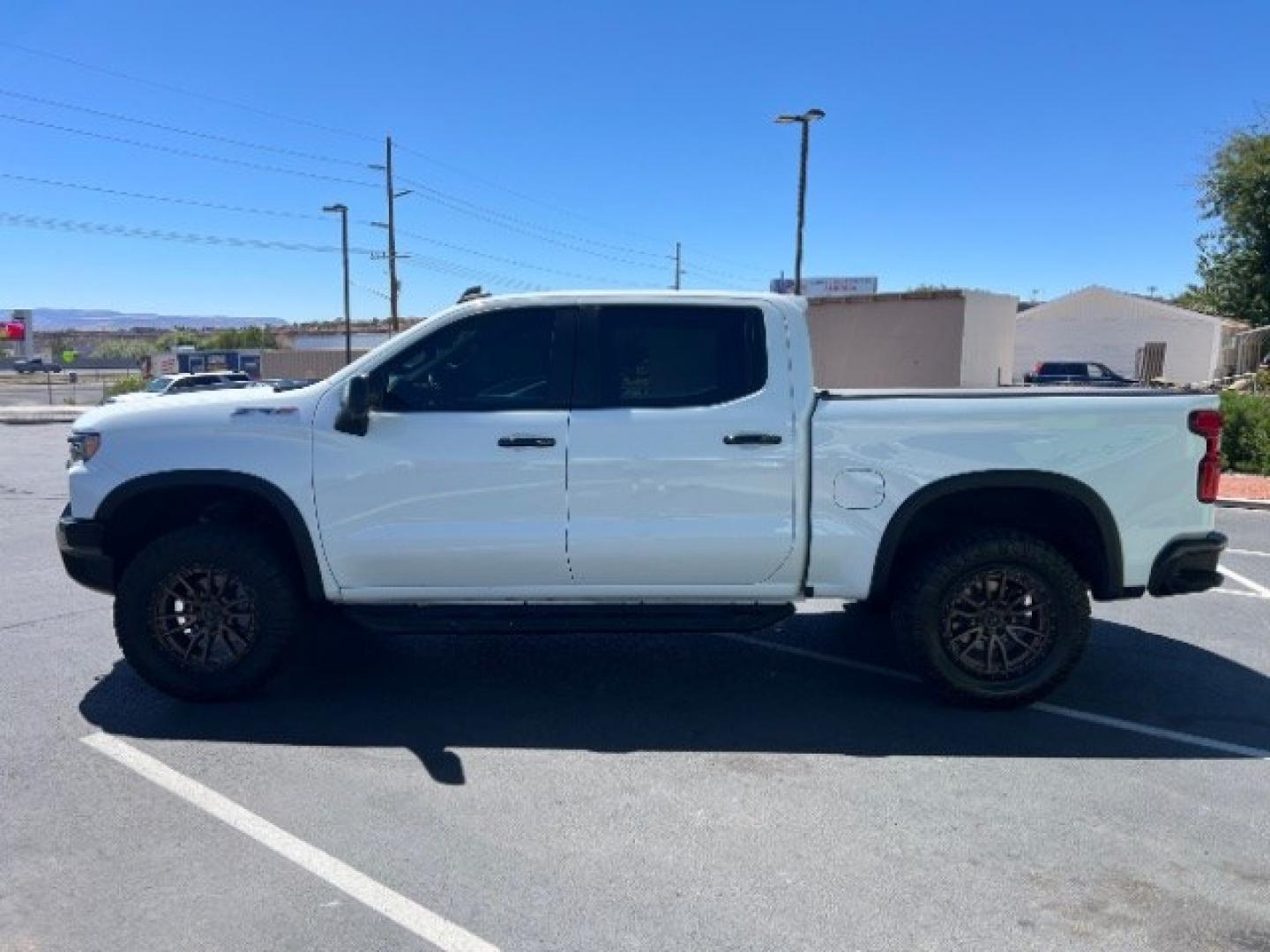 2023 Summit White /Jet Black/Graystone Chevrolet Silverado 1500 4WD Crew Cab Short Bed ZR2 (3GCUDHEL3PG) with an EcoTec3 6.2L V-8 direct injection engine, Automatic transmission, located at 1865 East Red Hills Pkwy, St. George, 84770, (435) 628-0023, 37.120850, -113.543640- Photo#3