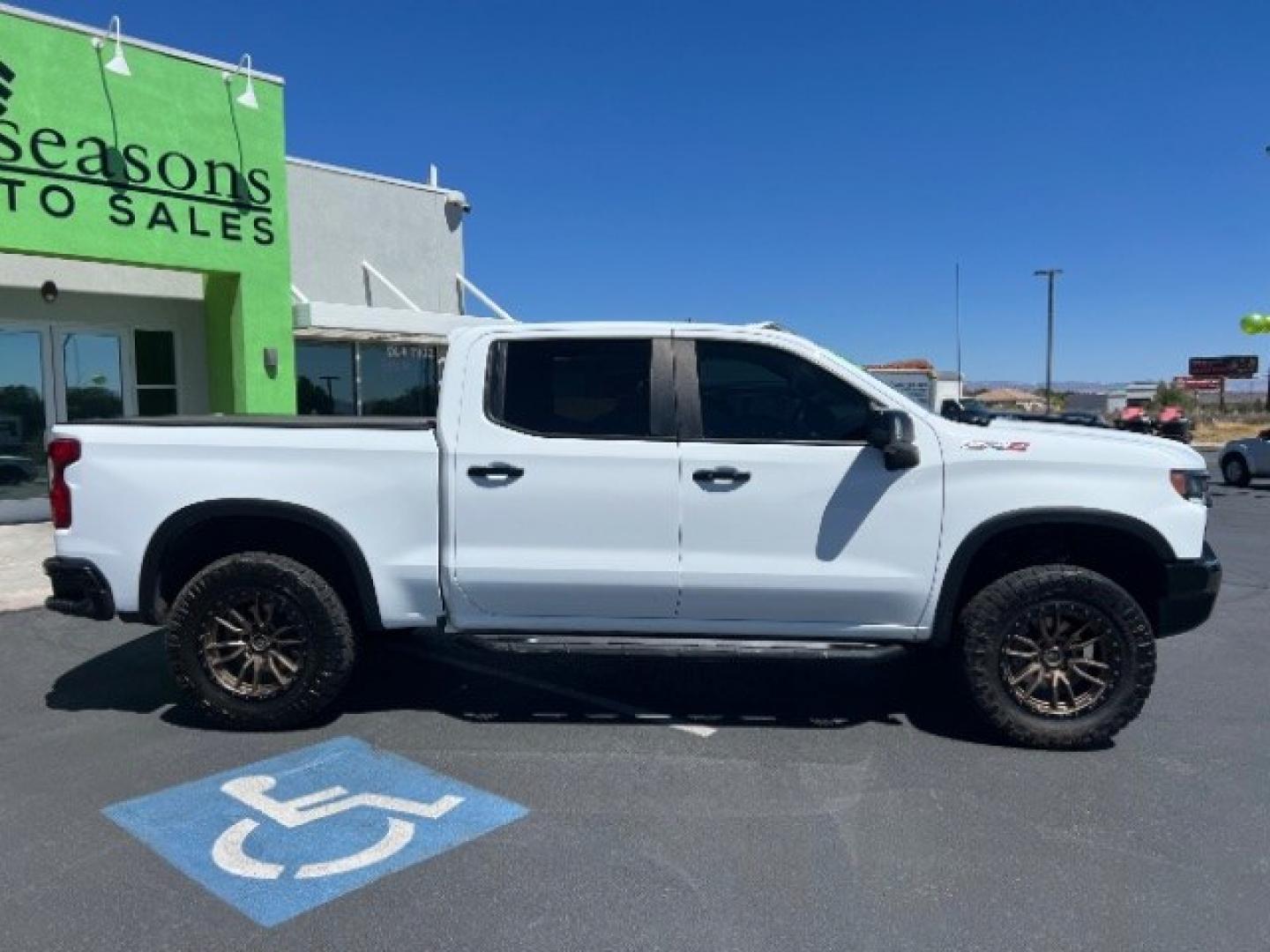 2023 Summit White /Jet Black/Graystone Chevrolet Silverado 1500 4WD Crew Cab Short Bed ZR2 (3GCUDHEL3PG) with an EcoTec3 6.2L V-8 direct injection engine, Automatic transmission, located at 1865 East Red Hills Pkwy, St. George, 84770, (435) 628-0023, 37.120850, -113.543640- Photo#7