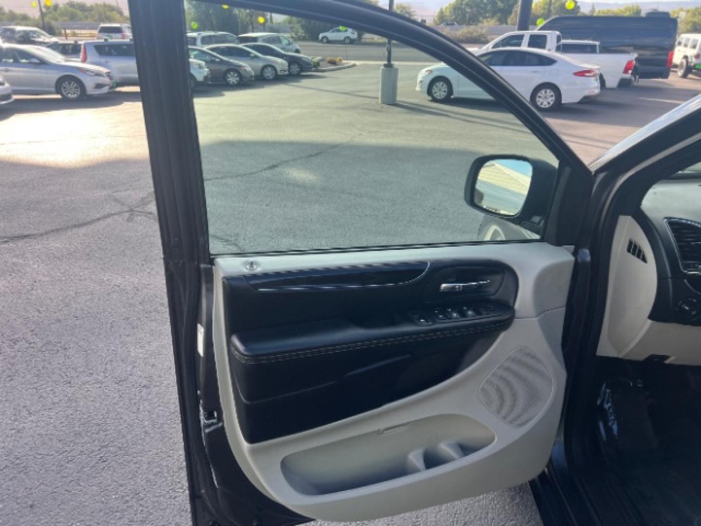 2019 Granite Pearlcoat /Black/Light Graystone Dodge Grand Caravan SXT (2C4RDGCG8KR) with an Pentastar 3.6L V-6 DOHC engine, Automatic transmission, located at 1865 East Red Hills Pkwy, St. George, 84770, (435) 628-0023, 37.120850, -113.543640- Photo#12