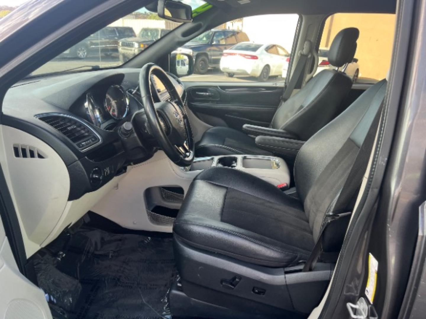 2019 Granite Pearlcoat /Black/Light Graystone Dodge Grand Caravan SXT (2C4RDGCG8KR) with an Pentastar 3.6L V-6 DOHC engine, Automatic transmission, located at 1865 East Red Hills Pkwy, St. George, 84770, (435) 628-0023, 37.120850, -113.543640- Photo#14