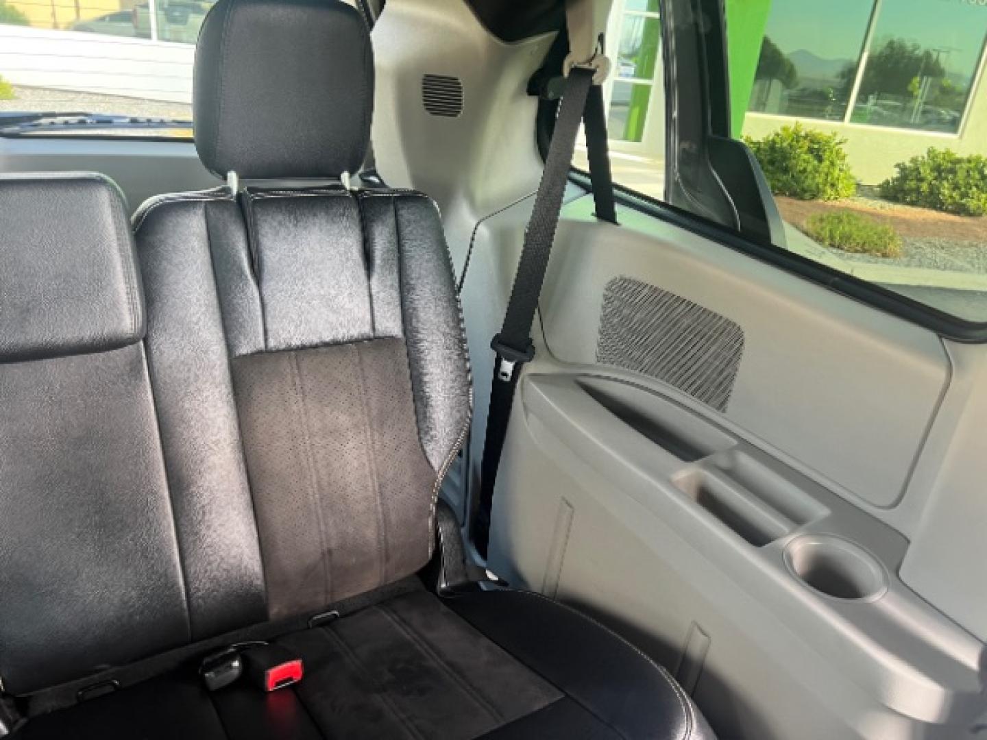 2019 Granite Pearlcoat /Black/Light Graystone Dodge Grand Caravan SXT (2C4RDGCG8KR) with an Pentastar 3.6L V-6 DOHC engine, Automatic transmission, located at 1865 East Red Hills Pkwy, St. George, 84770, (435) 628-0023, 37.120850, -113.543640- Photo#23