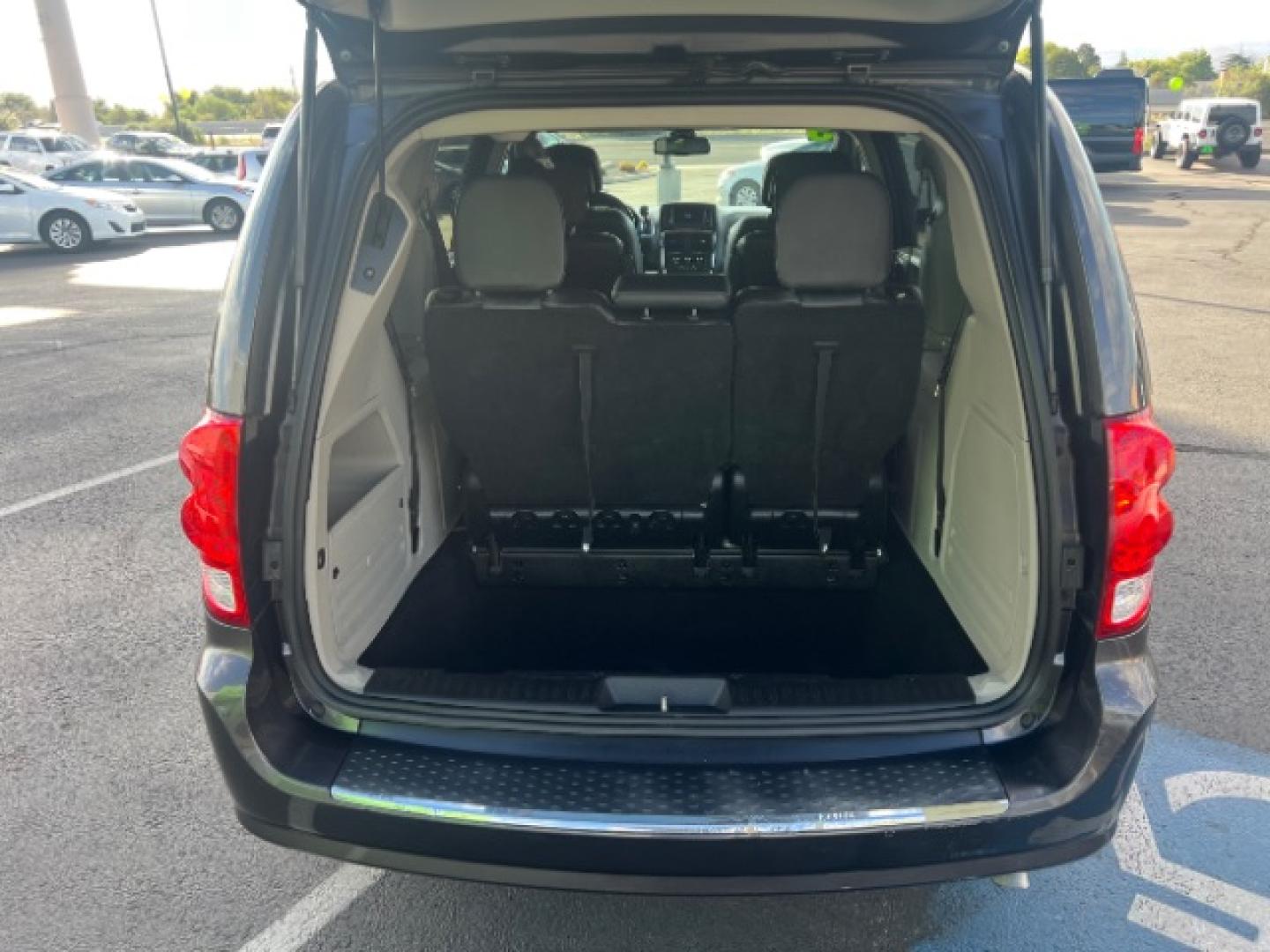 2019 Granite Pearlcoat /Black/Light Graystone Dodge Grand Caravan SXT (2C4RDGCG8KR) with an Pentastar 3.6L V-6 DOHC engine, Automatic transmission, located at 1865 East Red Hills Pkwy, St. George, 84770, (435) 628-0023, 37.120850, -113.543640- Photo#24