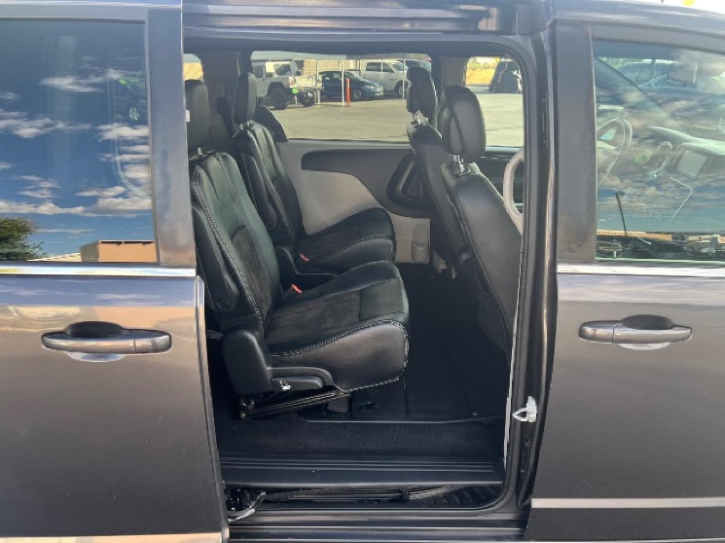 2019 Granite Pearlcoat /Black/Light Graystone Dodge Grand Caravan SXT (2C4RDGCG8KR) with an Pentastar 3.6L V-6 DOHC engine, Automatic transmission, located at 1865 East Red Hills Pkwy, St. George, 84770, (435) 628-0023, 37.120850, -113.543640- Photo#25