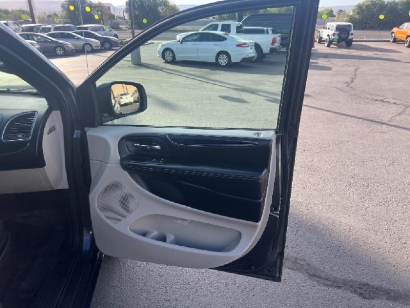 2019 Granite Pearlcoat /Black/Light Graystone Dodge Grand Caravan SXT (2C4RDGCG8KR) with an Pentastar 3.6L V-6 DOHC engine, Automatic transmission, located at 1865 East Red Hills Pkwy, St. George, 84770, (435) 628-0023, 37.120850, -113.543640- Photo#26