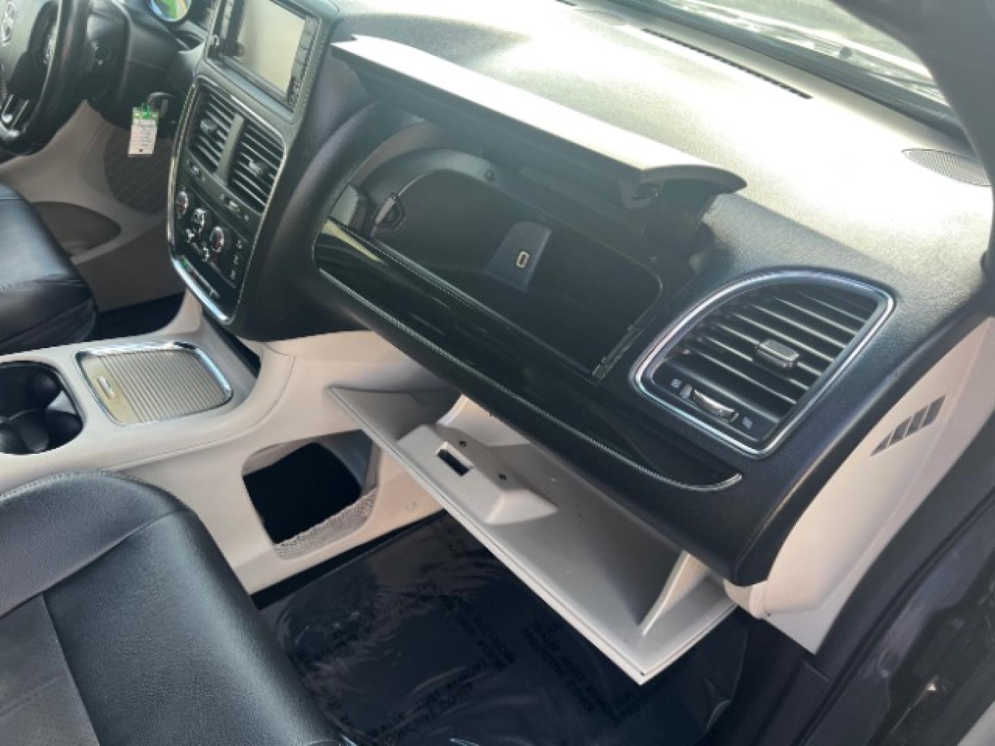 2019 Granite Pearlcoat /Black/Light Graystone Dodge Grand Caravan SXT (2C4RDGCG8KR) with an Pentastar 3.6L V-6 DOHC engine, Automatic transmission, located at 1865 East Red Hills Pkwy, St. George, 84770, (435) 628-0023, 37.120850, -113.543640- Photo#28