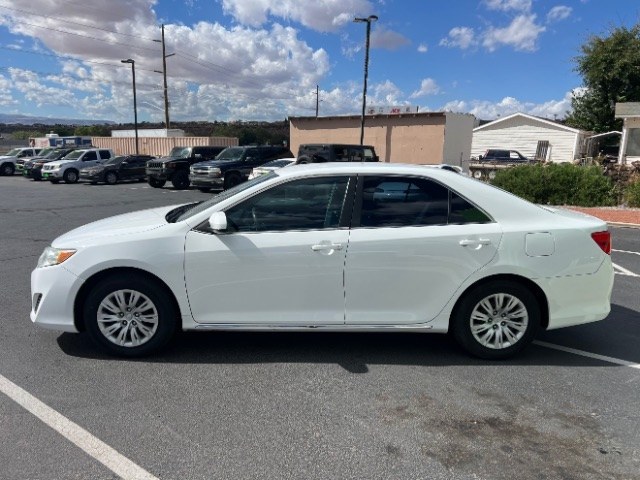 2014 Super White /Ivory Toyota Camry L | LE | XLE | SE | SE Sport (4T4BF1FK0ER) with an 2.5L I-4 DOHC engine, Automatic transmission, located at 1865 East Red Hills Pkwy, St. George, 84770, (435) 628-0023, 37.120850, -113.543640 - Versatile Southern Utah travel starts with this 2014 Toyota Camry. Its 2.5L 4-cylinder engine, automatic transmission, and front-wheel drive make it a smart fit for commuting, family errands, road trips, and everyday driving. With 102,927 miles, this Camry is ready for its next adventure. The selec- Photo#3