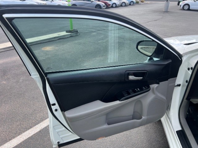 2014 Super White /Ivory Toyota Camry L | LE | XLE | SE | SE Sport (4T4BF1FK0ER) with an 2.5L I-4 DOHC engine, Automatic transmission, located at 1865 East Red Hills Pkwy, St. George, 84770, (435) 628-0023, 37.120850, -113.543640 - Versatile Southern Utah travel starts with this 2014 Toyota Camry. Its 2.5L 4-cylinder engine, automatic transmission, and front-wheel drive make it a smart fit for commuting, family errands, road trips, and everyday driving. With 102,927 miles, this Camry is ready for its next adventure. The selec- Photo#12