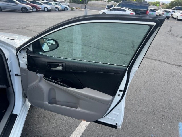 2014 Super White /Ivory Toyota Camry L | LE | XLE | SE | SE Sport (4T4BF1FK0ER) with an 2.5L I-4 DOHC engine, Automatic transmission, located at 1865 East Red Hills Pkwy, St. George, 84770, (435) 628-0023, 37.120850, -113.543640 - Versatile Southern Utah travel starts with this 2014 Toyota Camry. Its 2.5L 4-cylinder engine, automatic transmission, and front-wheel drive make it a smart fit for commuting, family errands, road trips, and everyday driving. With 102,927 miles, this Camry is ready for its next adventure. The selec- Photo#27