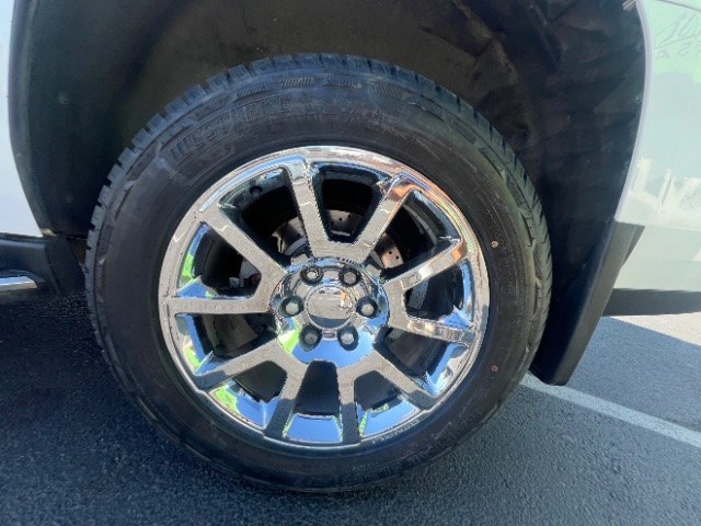 2019 White Frost Tricoat /Jet Black GMC Yukon SLT (1GKS2BKC7KR) with an EcoTec3 5.3L V-8 direct injection engine, Automatic transmission, located at 1865 East Red Hills Pkwy, St. George, 84770, (435) 628-0023, 37.120850, -113.543640- Photo#8
