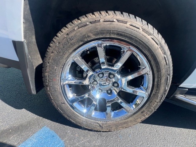 2019 White Frost Tricoat /Jet Black GMC Yukon SLT (1GKS2BKC7KR) with an EcoTec3 5.3L V-8 direct injection engine, Automatic transmission, located at 1865 East Red Hills Pkwy, St. George, 84770, (435) 628-0023, 37.120850, -113.543640- Photo#9