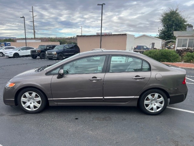 2011 Urban Titanium Metallic /Beige Honda Civic LX (2HGFA1F56BH) with an 1.8L I-4 i-VTEC variable valve control engine, Automatic transmission, located at 940 North Main Street, Cedar City, UT, 84720, (435) 628-0023, 37.692936, -113.061897- Photo#3