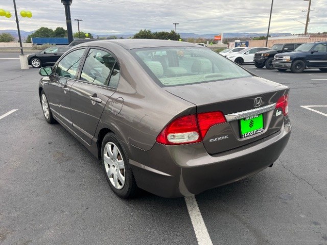 2011 Urban Titanium Metallic /Beige Honda Civic LX (2HGFA1F56BH) with an 1.8L I-4 i-VTEC variable valve control engine, Automatic transmission, located at 940 North Main Street, Cedar City, UT, 84720, (435) 628-0023, 37.692936, -113.061897- Photo#4