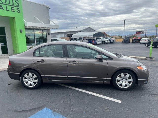 2011 Urban Titanium Metallic /Beige Honda Civic LX (2HGFA1F56BH) with an 1.8L I-4 i-VTEC variable valve control engine, Automatic transmission, located at 940 North Main Street, Cedar City, UT, 84720, (435) 628-0023, 37.692936, -113.061897- Photo#7