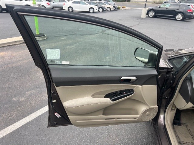 2011 Urban Titanium Metallic /Beige Honda Civic LX (2HGFA1F56BH) with an 1.8L I-4 i-VTEC variable valve control engine, Automatic transmission, located at 940 North Main Street, Cedar City, UT, 84720, (435) 628-0023, 37.692936, -113.061897- Photo#12