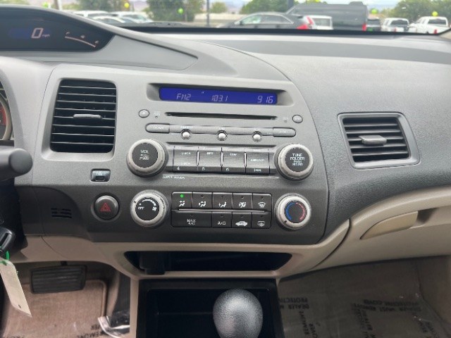2011 Urban Titanium Metallic /Beige Honda Civic LX (2HGFA1F56BH) with an 1.8L I-4 i-VTEC variable valve control engine, Automatic transmission, located at 940 North Main Street, Cedar City, UT, 84720, (435) 628-0023, 37.692936, -113.061897- Photo#17