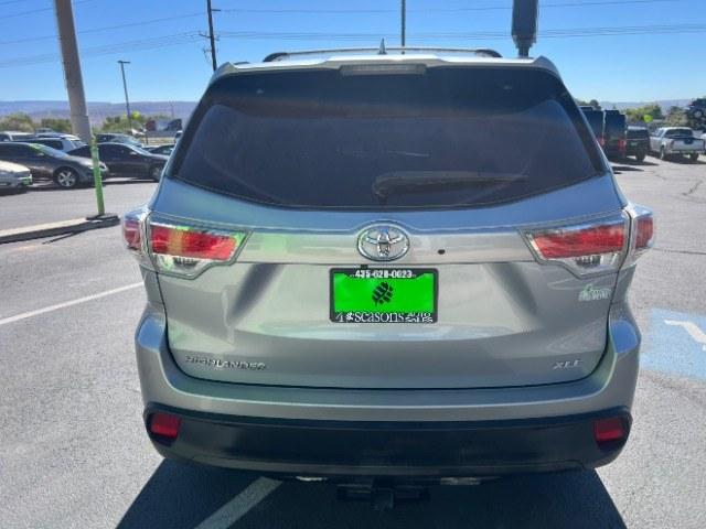 2014 Silver Sky Metallic /Black Toyota Highlander XLE V6 (5TDKKRFH3ES) with an 3.5L V-6 DOHC engine, Automatic transmission, located at 1865 East Red Hills Pkwy, St. George, 84770, (435) 628-0023, 37.120850, -113.543640 - Versatile Southern Utah travel starts with this 2014 Toyota Highlander XLE V6. Its 3.5L V-6, automatic transmission, and front-wheel drive make it a smart fit for family travel, errands, and Southern Utah adventures. With 165705 miles, this Highlander is ready for its next adventure. The XLE V6 add- Photo#5