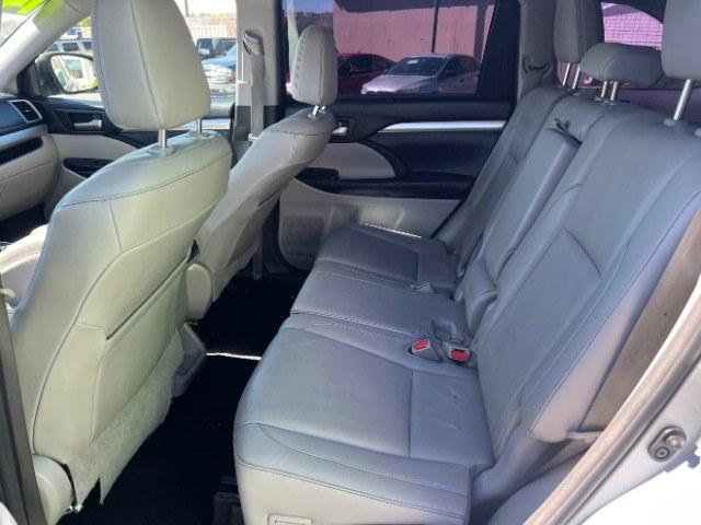 2014 Silver Sky Metallic /Black Toyota Highlander XLE V6 (5TDKKRFH3ES) with an 3.5L V-6 DOHC engine, Automatic transmission, located at 1865 East Red Hills Pkwy, St. George, 84770, (435) 628-0023, 37.120850, -113.543640 - Versatile Southern Utah travel starts with this 2014 Toyota Highlander XLE V6. Its 3.5L V-6, automatic transmission, and front-wheel drive make it a smart fit for family travel, errands, and Southern Utah adventures. With 165705 miles, this Highlander is ready for its next adventure. The XLE V6 add- Photo#21